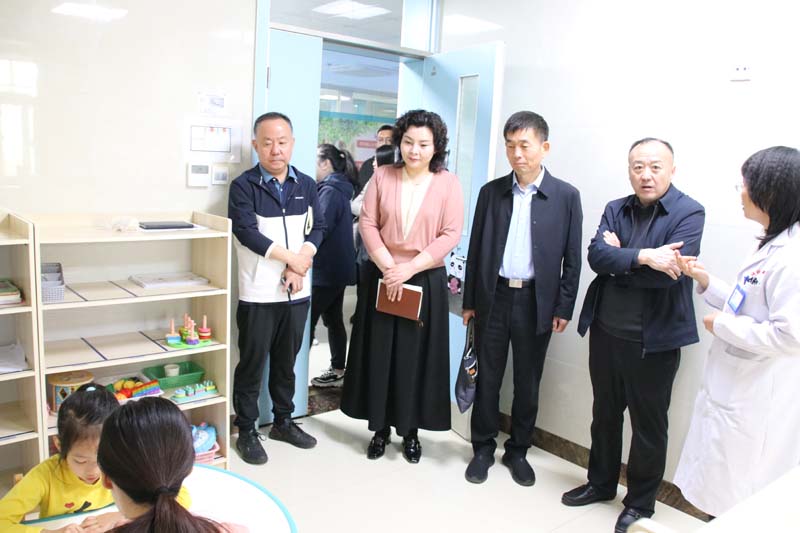 2024年4月23日，省紀(jì)委監(jiān)委派駐莒南縣洙邊鎮(zhèn)第一書記、省紀(jì)委監(jiān)委駐省工業(yè)和信息化廳紀(jì)檢監(jiān)察組副組長(zhǎng)、一級(jí)調(diào)研員孫寬亮（右三），莒南縣洙邊鎮(zhèn)衛(wèi)生院院長(zhǎng)羅永桂（右二）等一行蒞臨兒童早期發(fā)展部參觀指導(dǎo)工作.jpg